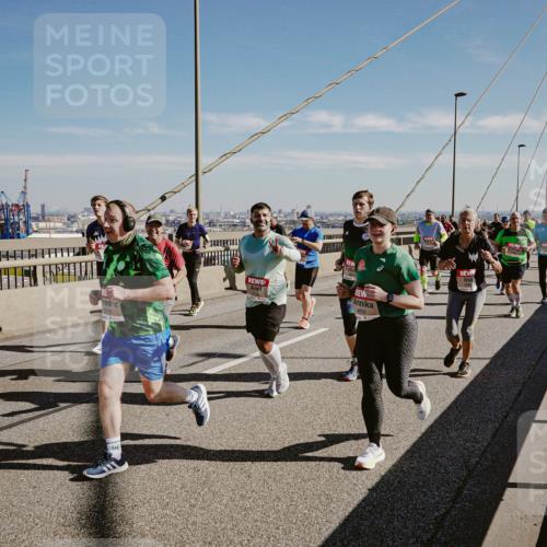 03.10.2025 - Köhlbrandbrückenlauf Michael Burmester http://msf.ph/oto/9038101 03.10.2025 12:30:52 Position 1  meine-sportfotos.de