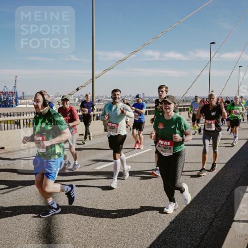 03.10.2025 - Köhlbrandbrückenlauf Michael Burmester http://msf.ph/oto/9038110 03.10.2025 12:30:52 Position 1 4859 meine-sportfotos.de