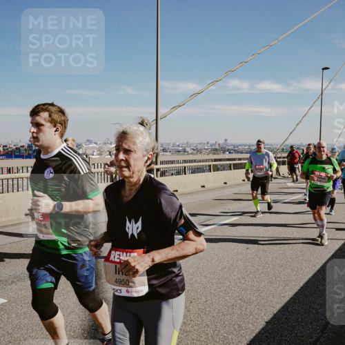 03.10.2025 - Köhlbrandbrückenlauf Michael Burmester http://msf.ph/oto/9038150 03.10.2025 12:30:53 Position 1 4950 meine-sportfotos.de