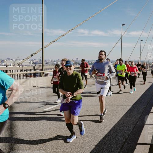 03.10.2025 - Köhlbrandbrückenlauf Michael Burmester http://msf.ph/oto/9038186 03.10.2025 12:30:56 Position 1  meine-sportfotos.de