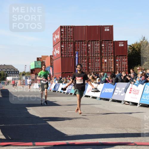 03.10.2025 - Köhlbrandbrückenlauf Lena Gebhardt http://msf.ph/oto/9038197 03.10.2025 12:53:40 Ziel 4043, 4155, 6241, 6624 meine-sportfotos.de