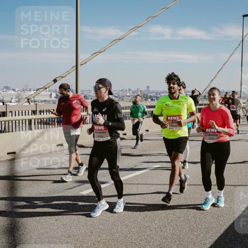 03.10.2025 - Köhlbrandbrückenlauf Michael Burmester http://msf.ph/oto/9038213 03.10.2025 12:30:58 Position 1 6559, 5869, 5866 meine-sportfotos.de