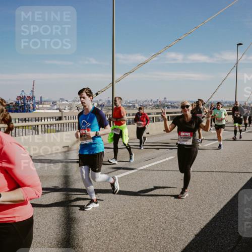 03.10.2025 - Köhlbrandbrückenlauf Michael Burmester http://msf.ph/oto/9038242 03.10.2025 12:30:59 Position 1  meine-sportfotos.de