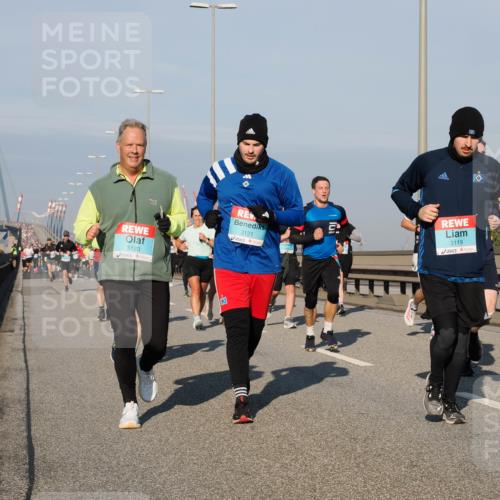 03.10.2025 - Köhlbrandbrückenlauf Fabian Wolf http://msf.ph/oto/9038275 03.10.2025 09:52:41 Position 3 3120, 3121, 3119 meine-sportfotos.de