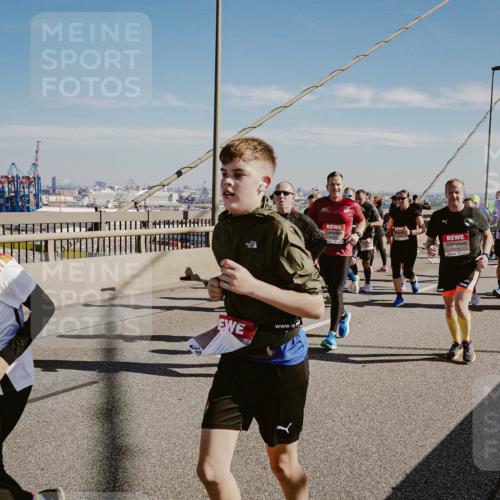 03.10.2025 - Köhlbrandbrückenlauf Michael Burmester http://msf.ph/oto/9038360 03.10.2025 12:31:06 Position 1 435 meine-sportfotos.de