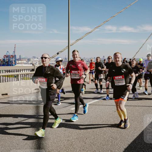 03.10.2025 - Köhlbrandbrückenlauf Michael Burmester http://msf.ph/oto/9038370 03.10.2025 12:31:07 Position 1 6261, 6153, 6435 meine-sportfotos.de