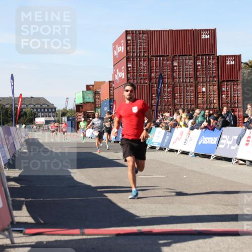 03.10.2025 - Köhlbrandbrückenlauf Lena Gebhardt http://msf.ph/oto/9038430 03.10.2025 12:53:52 Ziel 4088, 6002, 6085, 6422, 6624, 6817 meine-sportfotos.de