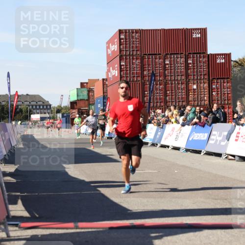 03.10.2025 - Köhlbrandbrückenlauf Lena Gebhardt http://msf.ph/oto/9038436 03.10.2025 12:53:52 Ziel 4088, 6002, 6085, 6422, 6624, 6817 meine-sportfotos.de