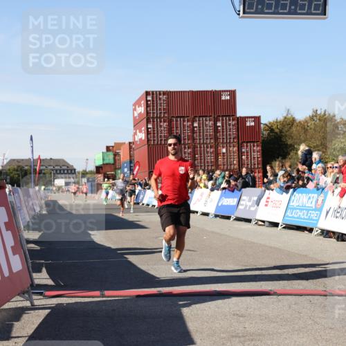 03.10.2025 - Köhlbrandbrückenlauf Lena Gebhardt http://msf.ph/oto/9038445 03.10.2025 12:53:52 Ziel 4088, 6002, 6085, 6422, 6624, 6817 meine-sportfotos.de