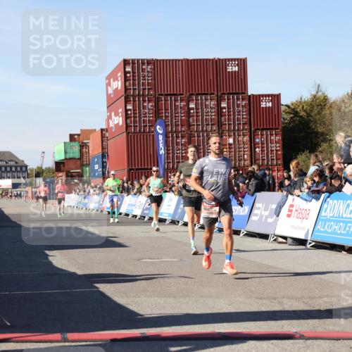 03.10.2025 - Köhlbrandbrückenlauf Lena Gebhardt http://msf.ph/oto/9038515 03.10.2025 12:53:56 Ziel 4030, 4088, 5947, 6002, 6085, 6422, 6817 meine-sportfotos.de