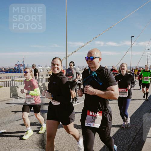 03.10.2025 - Köhlbrandbrückenlauf Michael Burmester http://msf.ph/oto/9038543 03.10.2025 12:31:16 Position 1 5840, 19, 4882, 5166 meine-sportfotos.de