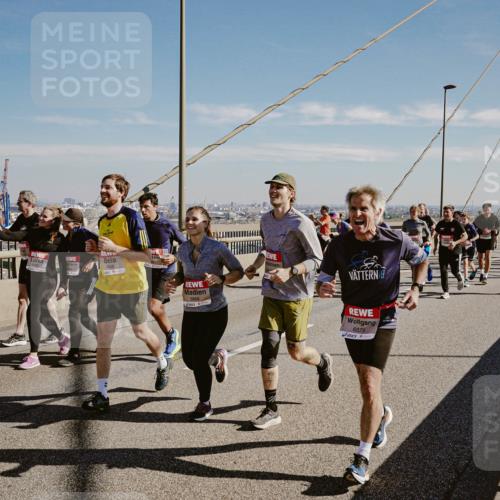 03.10.2025 - Köhlbrandbrückenlauf Michael Burmester http://msf.ph/oto/9038603 03.10.2025 12:31:21 Position 1 5868, 6573 meine-sportfotos.de