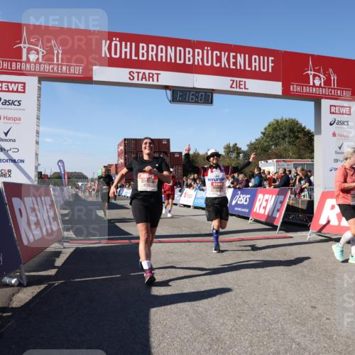 03.10.2025 - Köhlbrandbrückenlauf Lena Gebhardt http://msf.ph/oto/9038645 03.10.2025 13:16:07 Ziel 4311, 4423, 4495, 4548, 4644, 4805, 5022, 5023, 5068, 5217, 5336, 5684, 5867, 5868, 6270, 6271, 6712 meine-sportfotos.de
