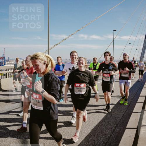 03.10.2025 - Köhlbrandbrückenlauf Michael Burmester http://msf.ph/oto/9038737 03.10.2025 12:31:29 Position 1 6332, 6596, 5761 meine-sportfotos.de