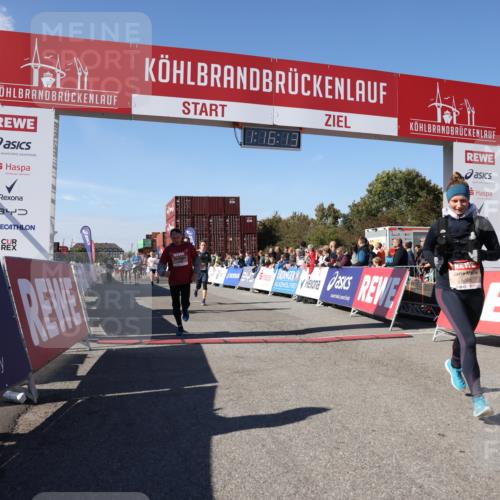 03.10.2025 - Köhlbrandbrückenlauf Lena Gebhardt http://msf.ph/oto/9038741 03.10.2025 13:16:14 Ziel 4311, 4347, 4423, 4563, 4644, 4696, 4928, 5032, 5068, 5336, 5684, 5806, 5836, 6712 meine-sportfotos.de