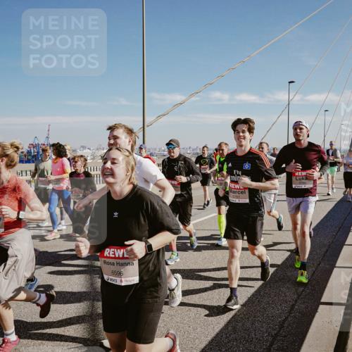 03.10.2025 - Köhlbrandbrückenlauf Michael Burmester http://msf.ph/oto/9038750 03.10.2025 12:31:29 Position 1 5141, 6596, 5761 meine-sportfotos.de