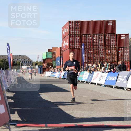 03.10.2025 - Köhlbrandbrückenlauf Lena Gebhardt http://msf.ph/oto/9038767 03.10.2025 12:54:17 Ziel 4598 meine-sportfotos.de