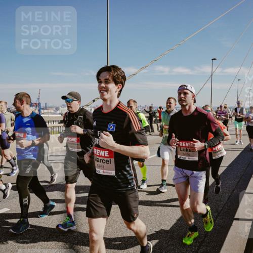 03.10.2025 - Köhlbrandbrückenlauf Michael Burmester http://msf.ph/oto/9038768 03.10.2025 12:31:30 Position 1 5761, 5760 meine-sportfotos.de
