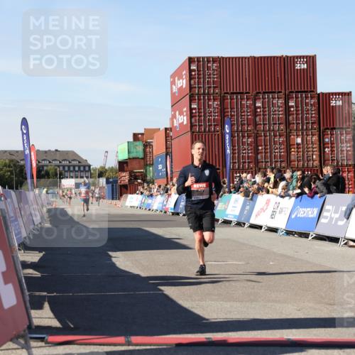 03.10.2025 - Köhlbrandbrückenlauf Lena Gebhardt http://msf.ph/oto/9038774 03.10.2025 12:54:17 Ziel 4598 meine-sportfotos.de