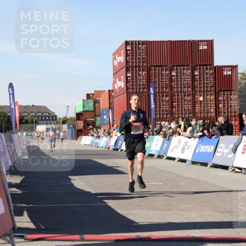 03.10.2025 - Köhlbrandbrückenlauf Lena Gebhardt http://msf.ph/oto/9038783 03.10.2025 12:54:17 Ziel 4598 meine-sportfotos.de
