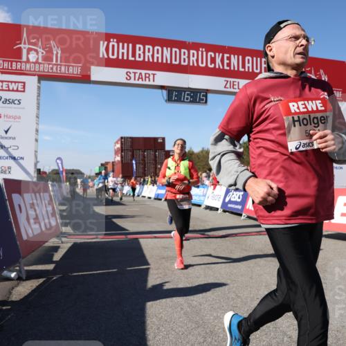 03.10.2025 - Köhlbrandbrückenlauf Lena Gebhardt http://msf.ph/oto/9038786 03.10.2025 13:16:16 Ziel 4144, 4311, 4317, 4347, 4563, 4696, 4928, 5032, 5068, 5336, 5684, 5806, 5836, 6771 meine-sportfotos.de