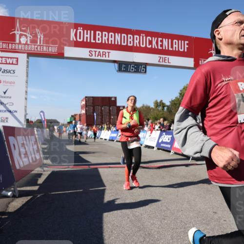 03.10.2025 - Köhlbrandbrückenlauf Lena Gebhardt http://msf.ph/oto/9038799 03.10.2025 13:16:16 Ziel 4144, 4311, 4317, 4347, 4563, 4696, 4928, 5032, 5068, 5336, 5684, 5806, 5836, 6771 meine-sportfotos.de