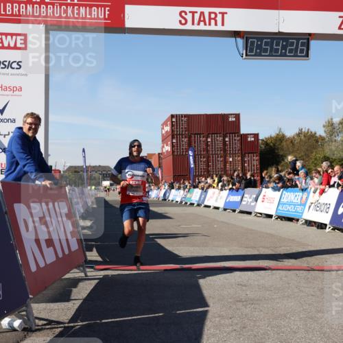 03.10.2025 - Köhlbrandbrückenlauf Lena Gebhardt http://msf.ph/oto/9038863 03.10.2025 12:54:26 Ziel 4023, 4060, 4598 meine-sportfotos.de