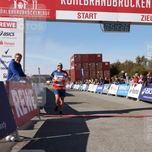 03.10.2025 - Köhlbrandbrückenlauf Lena Gebhardt http://msf.ph/oto/9038870 03.10.2025 12:54:26 Ziel 4023, 4060, 4598 meine-sportfotos.de