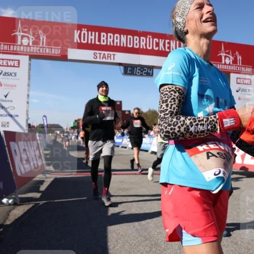 03.10.2025 - Köhlbrandbrückenlauf Lena Gebhardt http://msf.ph/oto/9038887 03.10.2025 13:16:24 Ziel 4144, 4146, 4314, 4317, 4347, 4408, 4414, 4563, 4586, 4696, 4928, 4952, 5032, 5498, 5570, 5806, 5815, 5836, 5983, 6353, 6761, 6771, 6812 meine-sportfotos.de