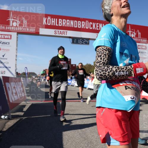 03.10.2025 - Köhlbrandbrückenlauf Lena Gebhardt http://msf.ph/oto/9038892 03.10.2025 13:16:24 Ziel 4144, 4146, 4314, 4317, 4347, 4408, 4414, 4563, 4586, 4696, 4928, 4952, 5032, 5498, 5570, 5806, 5815, 5836, 5983, 6353, 6761, 6771, 6812 meine-sportfotos.de