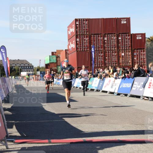 03.10.2025 - Köhlbrandbrückenlauf Lena Gebhardt http://msf.ph/oto/9038934 03.10.2025 12:54:31 Ziel 4023, 4060, 4106, 4209 meine-sportfotos.de