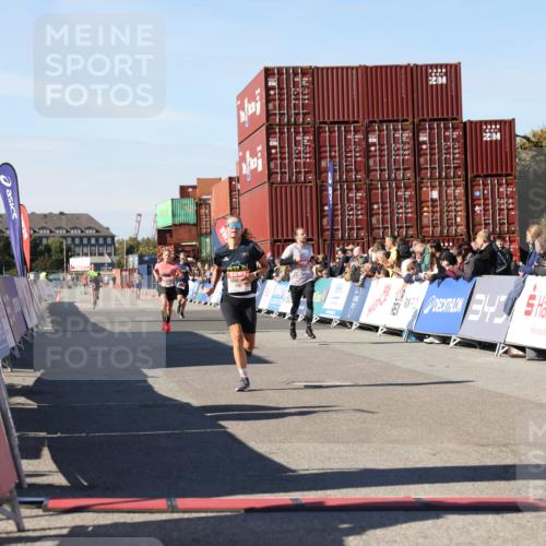 03.10.2025 - Köhlbrandbrückenlauf Lena Gebhardt http://msf.ph/oto/9038944 03.10.2025 12:54:31 Ziel 4023, 4060, 4106, 4209 meine-sportfotos.de