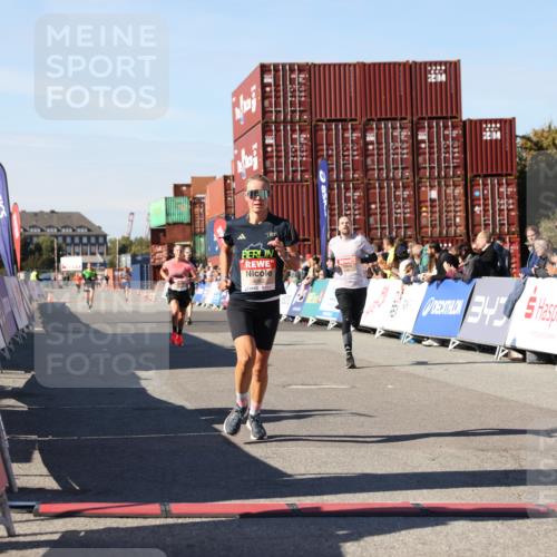 03.10.2025 - Köhlbrandbrückenlauf Lena Gebhardt http://msf.ph/oto/9038948 03.10.2025 12:54:33 Ziel 4023, 4060, 4106, 4209, 6683 meine-sportfotos.de