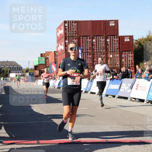 03.10.2025 - Köhlbrandbrückenlauf Lena Gebhardt http://msf.ph/oto/9038960 03.10.2025 12:54:33 Ziel 4023, 4060, 4106, 4209, 6683 meine-sportfotos.de