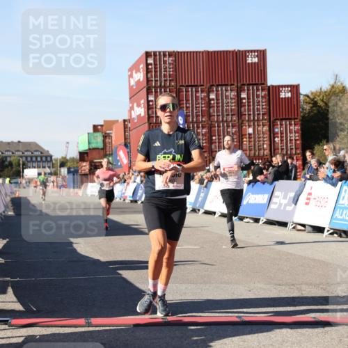 03.10.2025 - Köhlbrandbrückenlauf Lena Gebhardt http://msf.ph/oto/9038965 03.10.2025 12:54:33 Ziel 4023, 4060, 4106, 4209, 6683 meine-sportfotos.de
