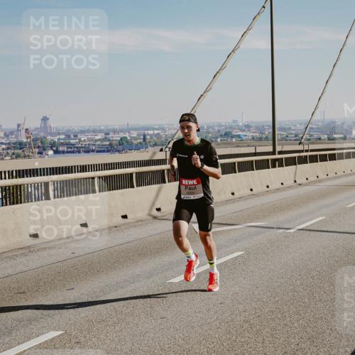03.10.2025 - Köhlbrandbrückenlauf Michael Burmester http://msf.ph/oto/9039012 03.10.2025 12:15:37 Position 1 6099 meine-sportfotos.de