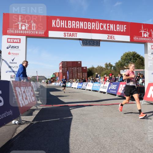 03.10.2025 - Köhlbrandbrückenlauf Lena Gebhardt http://msf.ph/oto/9039024 03.10.2025 12:54:37 Ziel 4060, 4106, 4209, 6683 meine-sportfotos.de