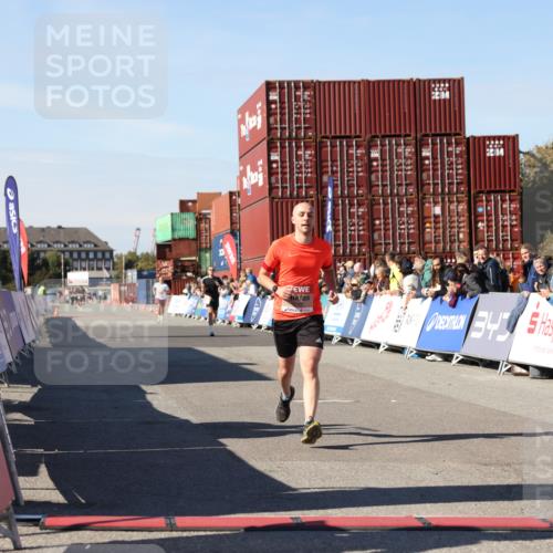 03.10.2025 - Köhlbrandbrückenlauf Lena Gebhardt http://msf.ph/oto/9039214 03.10.2025 12:55:00 Ziel 5765, 6151 meine-sportfotos.de
