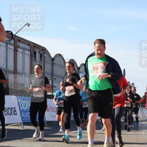 03.10.2025 - Köhlbrandbrückenlauf Luisa Fischer http://msf.ph/oto/9039275 03.10.2025 13:29:29 Ziel 5340, 5366, 5470, 5514, 5601, 6156, 6334, 6335, 6336, 6351, 6387, 6539, 6543, 6554, 6555 meine-sportfotos.de