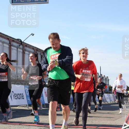 03.10.2025 - Köhlbrandbrückenlauf Luisa Fischer http://msf.ph/oto/9039284 03.10.2025 13:29:30 Ziel 5340, 5366, 5470, 5482, 5514, 5601, 6156, 6334, 6335, 6336, 6351, 6387, 6439, 6539, 6543, 6554, 6555 meine-sportfotos.de