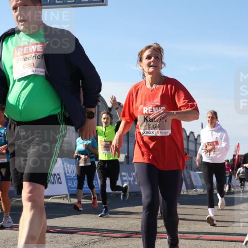 03.10.2025 - Köhlbrandbrückenlauf Luisa Fischer http://msf.ph/oto/9039295 03.10.2025 13:29:32 Ziel 5340, 5366, 5470, 5482, 5514, 5601, 6156, 6334, 6335, 6336, 6351, 6387, 6439, 6539, 6543, 6554, 6555 meine-sportfotos.de