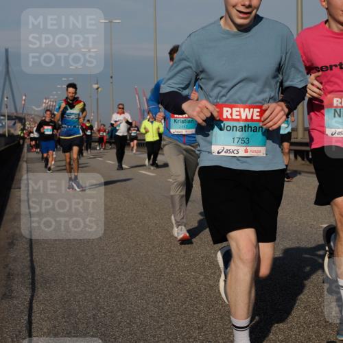 03.10.2025 - Köhlbrandbrückenlauf Fabian Wolf http://msf.ph/oto/9039309 03.10.2025 09:53:34 Position 3 715, 2117, 1753, 1755 meine-sportfotos.de