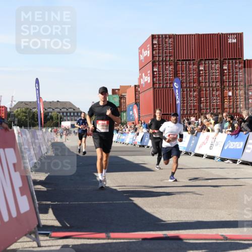03.10.2025 - Köhlbrandbrückenlauf Lena Gebhardt http://msf.ph/oto/9039343 03.10.2025 12:55:29 Ziel 4089, 4104, 4233, 6091 meine-sportfotos.de