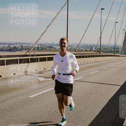 03.10.2025 - Köhlbrandbrückenlauf Michael Burmester http://msf.ph/oto/9039349 03.10.2025 12:18:31 Position 1  meine-sportfotos.de