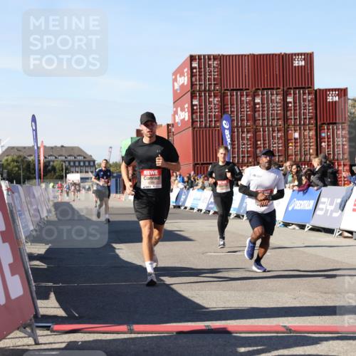 03.10.2025 - Köhlbrandbrückenlauf Lena Gebhardt http://msf.ph/oto/9039350 03.10.2025 12:55:30 Ziel 4089, 4104, 4233, 6091 meine-sportfotos.de