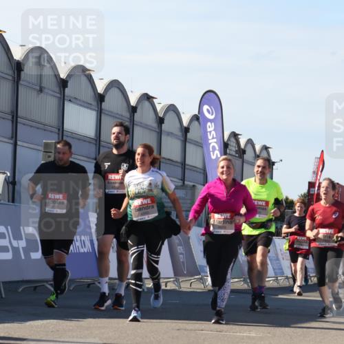 03.10.2025 - Köhlbrandbrückenlauf Luisa Fischer http://msf.ph/oto/9039354 03.10.2025 13:29:38 Ziel 4629, 4660, 4720, 4733, 5119, 5120, 5470, 5482, 5601, 6093, 6156, 6215, 6334, 6335, 6336, 6351, 6387, 6439, 6539, 6543, 6554, 6555 meine-sportfotos.de