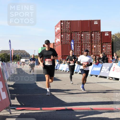03.10.2025 - Köhlbrandbrückenlauf Lena Gebhardt http://msf.ph/oto/9039356 03.10.2025 12:55:30 Ziel 4089, 4104, 4233, 6091 meine-sportfotos.de