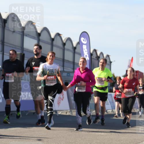 03.10.2025 - Köhlbrandbrückenlauf Luisa Fischer http://msf.ph/oto/9039358 03.10.2025 13:29:38 Ziel 4629, 4660, 4720, 4733, 5119, 5120, 5470, 5482, 5601, 6093, 6156, 6215, 6334, 6335, 6336, 6351, 6387, 6439, 6539, 6543, 6554, 6555 meine-sportfotos.de