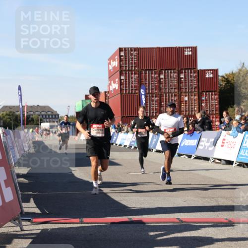 03.10.2025 - Köhlbrandbrückenlauf Lena Gebhardt http://msf.ph/oto/9039360 03.10.2025 12:55:30 Ziel 4089, 4104, 4233, 6091 meine-sportfotos.de