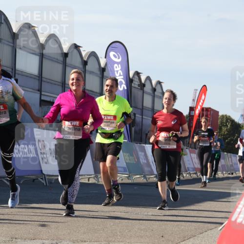 03.10.2025 - Köhlbrandbrückenlauf Luisa Fischer http://msf.ph/oto/9039366 03.10.2025 13:29:39 Ziel 4629, 4660, 4720, 4733, 5119, 5120, 5470, 5482, 5601, 6093, 6156, 6215, 6334, 6335, 6336, 6351, 6387, 6439, 6539, 6543, 6554, 6555 meine-sportfotos.de
